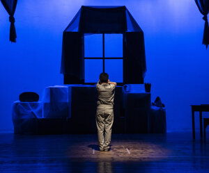 Bambino in scena ne Il piccolo sogno del pilota, copione teatrale per giovani di Vito Tritto